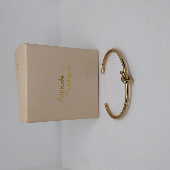 Elegant Gold Knot Bracelet - Picture 4 of 4